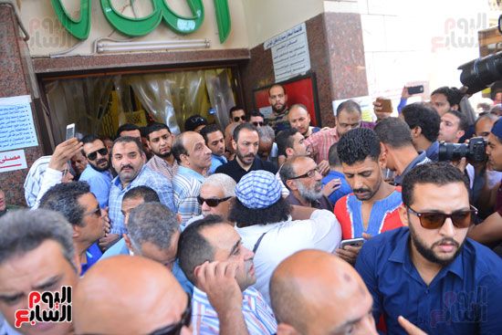 نجوم الفن يشيعون جنازة فاروق الفيشاوي.. نادية الجندى ومحمد هنيدى وعمرو يوسف وهالة صدقى وشهيرة يلقون...