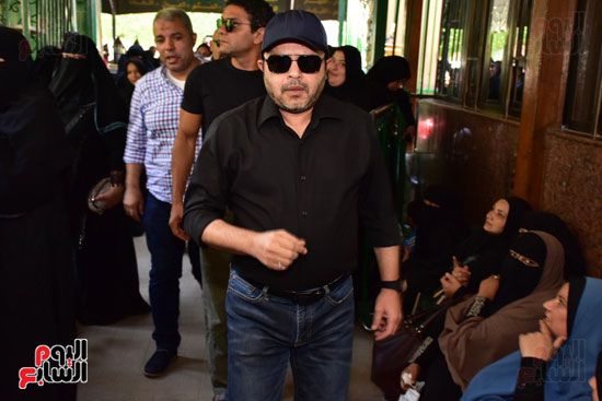 نجوم الفن يشيعون جنازة فاروق الفيشاوي.. نادية الجندى ومحمد هنيدى وعمرو يوسف وهالة صدقى وشهيرة يلقون...