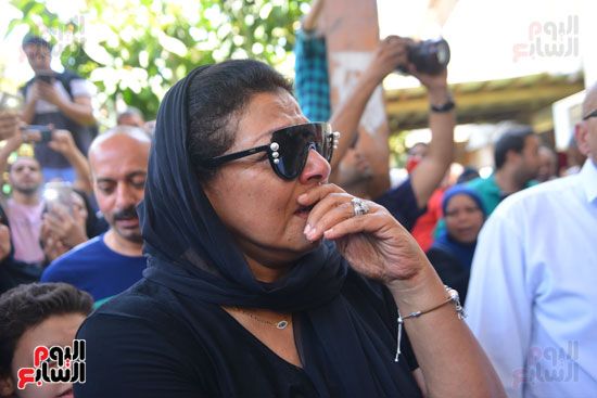 نجوم الفن يشيعون جنازة فاروق الفيشاوي.. نادية الجندى ومحمد هنيدى وعمرو يوسف وهالة صدقى وشهيرة يلقون...