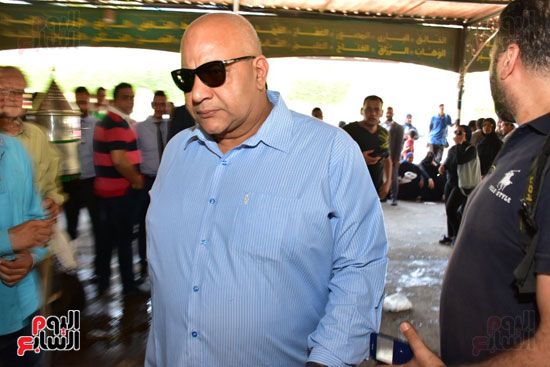 نجوم الفن يشيعون جنازة فاروق الفيشاوي.. نادية الجندى ومحمد هنيدى وعمرو يوسف وهالة صدقى وشهيرة يلقون...