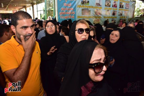 نجوم الفن يشيعون جنازة فاروق الفيشاوي.. نادية الجندى ومحمد هنيدى وعمرو يوسف وهالة صدقى وشهيرة يلقون...