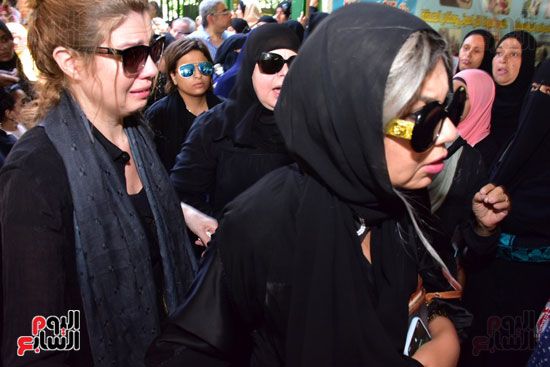 نجوم الفن يشيعون جنازة فاروق الفيشاوي.. نادية الجندى ومحمد هنيدى وعمرو يوسف وهالة صدقى وشهيرة يلقون...