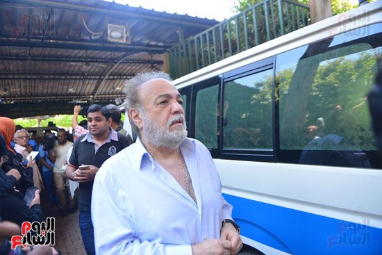 نجوم الفن يشيعون جنازة فاروق الفيشاوي.. نادية الجندى ومحمد هنيدى وعمرو يوسف وهالة صدقى وشهيرة يلقون...