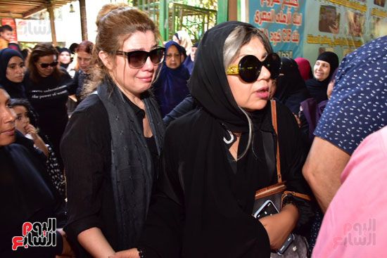 نجوم الفن يشيعون جنازة فاروق الفيشاوي.. نادية الجندى ومحمد هنيدى وعمرو يوسف وهالة صدقى وشهيرة يلقون...