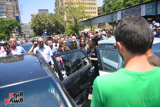 نجوم الفن يشيعون جنازة فاروق الفيشاوي.. نادية الجندى ومحمد هنيدى وعمرو يوسف وهالة صدقى وشهيرة يلقون...