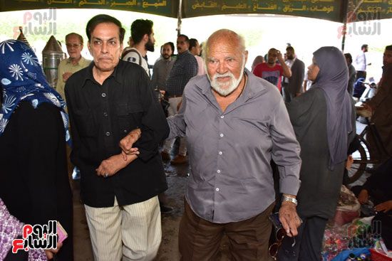 نجوم الفن يشيعون جنازة فاروق الفيشاوي.. نادية الجندى ومحمد هنيدى وعمرو يوسف وهالة صدقى وشهيرة يلقون...