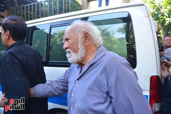 نجوم الفن يشيعون جنازة فاروق الفيشاوي.. نادية الجندى ومحمد هنيدى وعمرو يوسف وهالة صدقى وشهيرة يلقون...