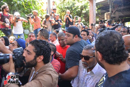 نجوم الفن يشيعون جنازة فاروق الفيشاوي.. نادية الجندى ومحمد هنيدى وعمرو يوسف وهالة صدقى وشهيرة يلقون...