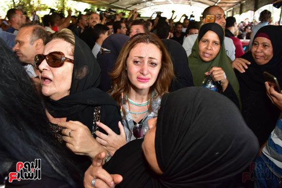 نجوم الفن يشيعون جنازة فاروق الفيشاوي.. نادية الجندى ومحمد هنيدى وعمرو يوسف وهالة صدقى وشهيرة يلقون...