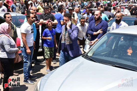 نجوم الفن يشيعون جنازة فاروق الفيشاوي.. نادية الجندى ومحمد هنيدى وعمرو يوسف وهالة صدقى وشهيرة يلقون...