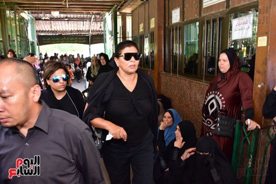 نجوم الفن يشيعون جنازة فاروق الفيشاوي.. نادية الجندى ومحمد هنيدى وعمرو يوسف وهالة صدقى وشهيرة يلقون...