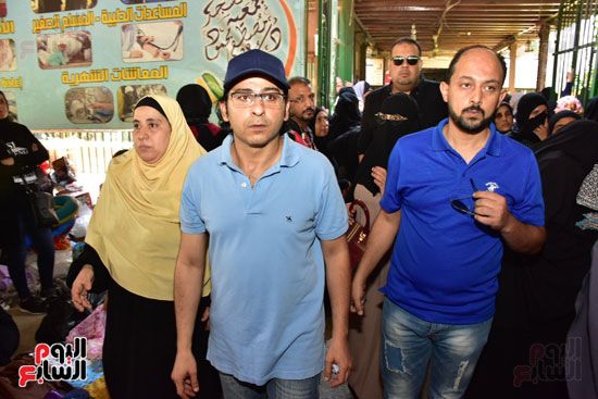 نجوم الفن يشيعون جنازة فاروق الفيشاوي.. نادية الجندى ومحمد هنيدى وعمرو يوسف وهالة صدقى وشهيرة يلقون...