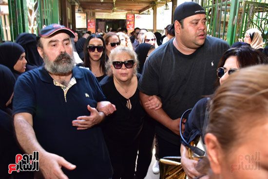 نجوم الفن يشيعون جنازة فاروق الفيشاوي.. نادية الجندى ومحمد هنيدى وعمرو يوسف وهالة صدقى وشهيرة يلقون...