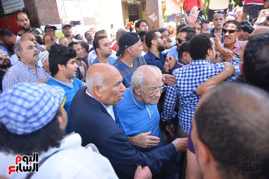 نجوم الفن يشيعون جنازة فاروق الفيشاوي.. نادية الجندى ومحمد هنيدى وعمرو يوسف وهالة صدقى وشهيرة يلقون...