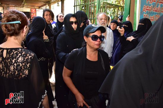 نجوم الفن يشيعون جنازة فاروق الفيشاوي.. نادية الجندى ومحمد هنيدى وعمرو يوسف وهالة صدقى وشهيرة يلقون...