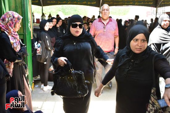 نجوم الفن يشيعون جنازة فاروق الفيشاوي.. نادية الجندى ومحمد هنيدى وعمرو يوسف وهالة صدقى وشهيرة يلقون...