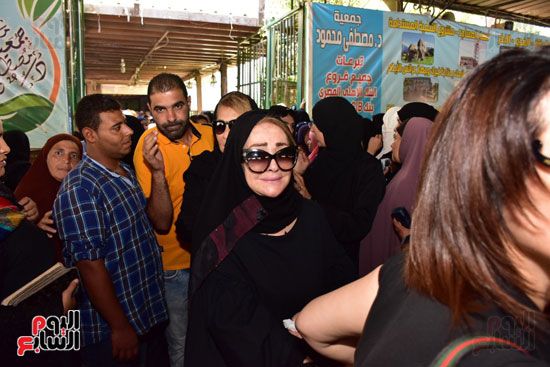 نجوم الفن يشيعون جنازة فاروق الفيشاوي.. نادية الجندى ومحمد هنيدى وعمرو يوسف وهالة صدقى وشهيرة يلقون...