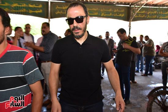 نجوم الفن يشيعون جنازة فاروق الفيشاوي.. نادية الجندى ومحمد هنيدى وعمرو يوسف وهالة صدقى وشهيرة يلقون...
