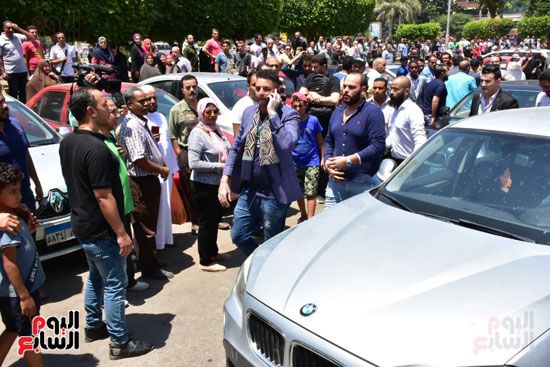 نجوم الفن يشيعون جنازة فاروق الفيشاوي.. نادية الجندى ومحمد هنيدى وعمرو يوسف وهالة صدقى وشهيرة يلقون...