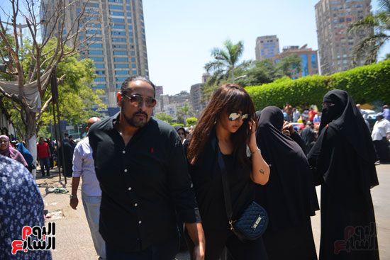 نجوم الفن يشيعون جنازة فاروق الفيشاوي.. نادية الجندى ومحمد هنيدى وعمرو يوسف وهالة صدقى وشهيرة يلقون...