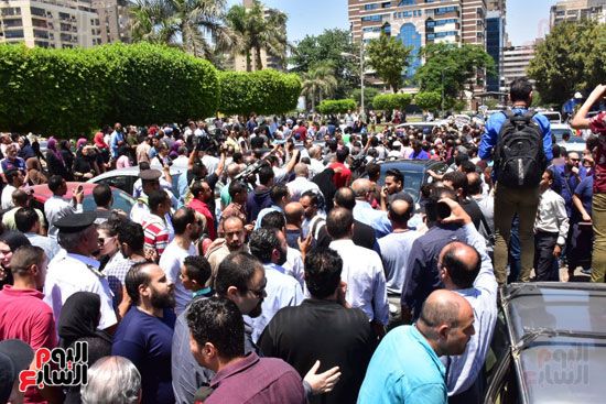 نجوم الفن يشيعون جنازة فاروق الفيشاوي.. نادية الجندى ومحمد هنيدى وعمرو يوسف وهالة صدقى وشهيرة يلقون...