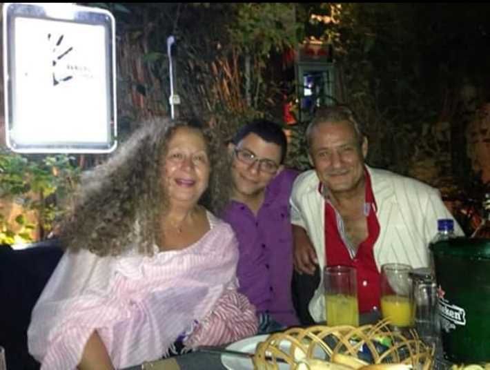 سر غياب "عمر" نجل فاروق الفيشاوي الأصغر عن صور جنازة والده!