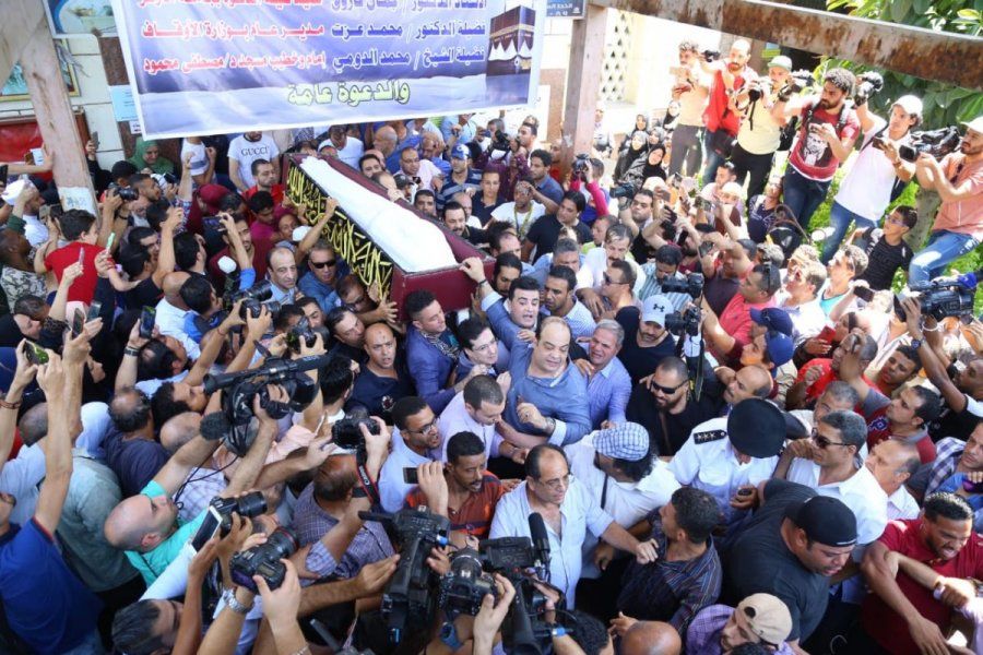 سر غياب "عمر" نجل فاروق الفيشاوي الأصغر عن صور جنازة والده!