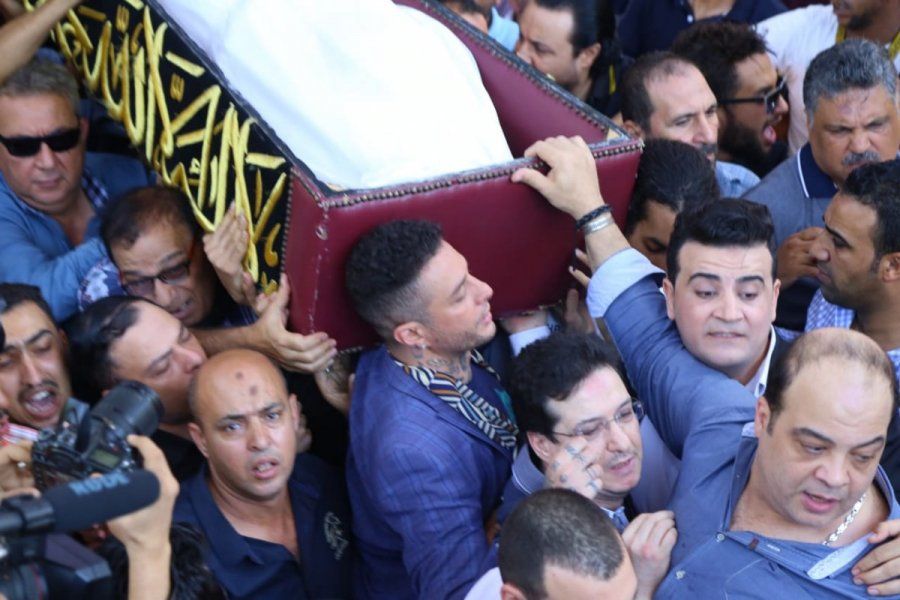 سر غياب "عمر" نجل فاروق الفيشاوي الأصغر عن صور جنازة والده!