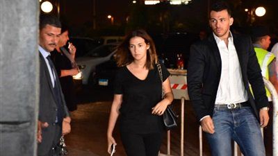 رامي رضوان وزوجته دنيا سمير غانم في عزاء فاروق الفيشاوي