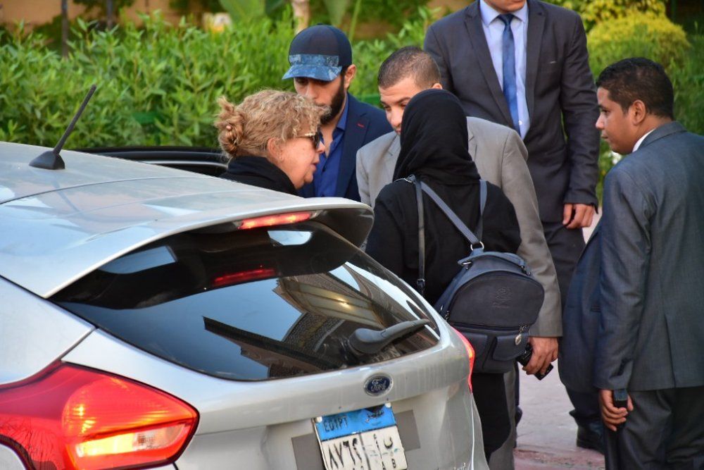 صور أحمد وعمر الفيشاوي وسمية الألفي يتلقون عزاء النجم الراحل فاروق الفيشاوي