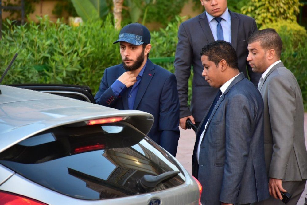 صور أحمد وعمر الفيشاوي وسمية الألفي يتلقون عزاء النجم الراحل فاروق الفيشاوي