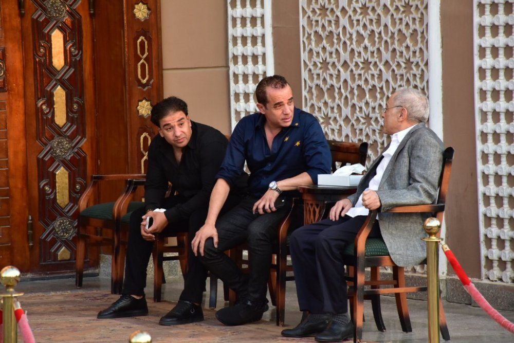 صور أحمد وعمر الفيشاوي وسمية الألفي يتلقون عزاء النجم الراحل فاروق الفيشاوي