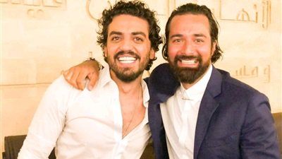 إسلام جمال ينشر صورا من كتب كتاب احمد حاتم