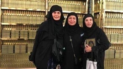 فى الروضة الشريفة.. يسرا والهام شاهين مع هالة سرحان بالحجاب