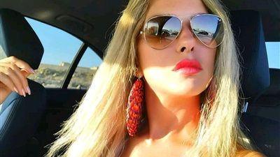 داخل سيارتها.. ريم مصطفى تبرز أنوثتها.. شاهد