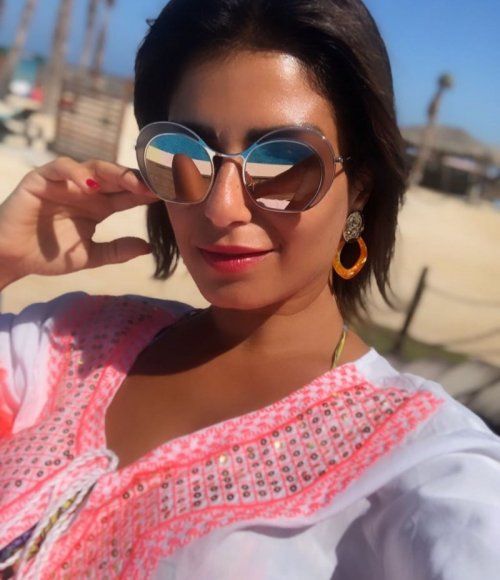 انتقادات لـ منة فضالي بعد صورها الجريئة على البحر..لم تتحمل الهجوم فحذفتها!