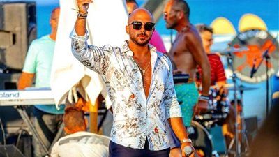 بـ شورت ونظارة شمس.. محمود العسيلي فى أحدث حفلاته بـالساحل الشمالى.. شاهد 