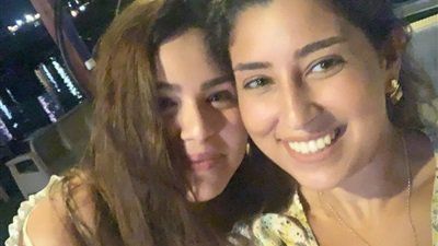 شاهد.. ايتن عامر مع هنادى مهنى في المصيف