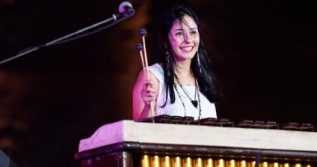 ”نسمة عبد العزيز” عازفة الماريمبا تتألق بمهرجان القلعة للموسيقى