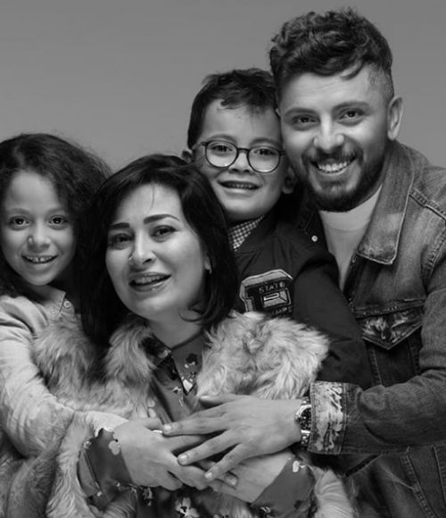 المطرب المغربي حاتم عمور يعلن إصابة زوجته هند التازي بالسرطان بصورة مؤثرة