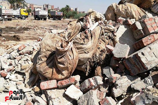 رفات الموتى طعام للكلاب بمقابر عين الحياة.. الأهالى: محافظة القاهرة نقلت الجبانات و"نسيت"...