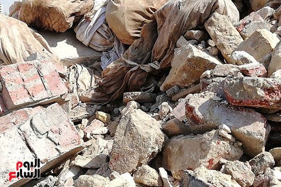 رفات الموتى طعام للكلاب بمقابر عين الحياة.. الأهالى: محافظة القاهرة نقلت الجبانات و"نسيت"...