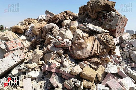 رفات الموتى طعام للكلاب بمقابر عين الحياة.. الأهالى: محافظة القاهرة نقلت الجبانات و"نسيت"...