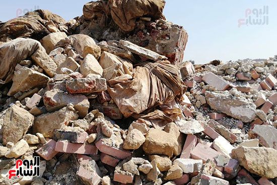 رفات الموتى طعام للكلاب بمقابر عين الحياة.. الأهالى: محافظة القاهرة نقلت الجبانات و"نسيت"...