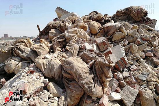 رفات الموتى طعام للكلاب بمقابر عين الحياة.. الأهالى: محافظة القاهرة نقلت الجبانات و"نسيت"...