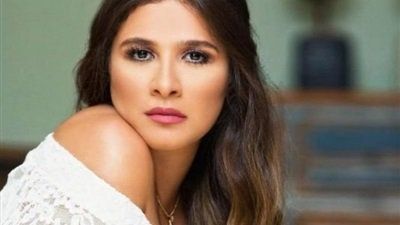 بفستان أصفر عارٍ.. ياسمين عبد العزيز تثير الجدل على إنستجرام