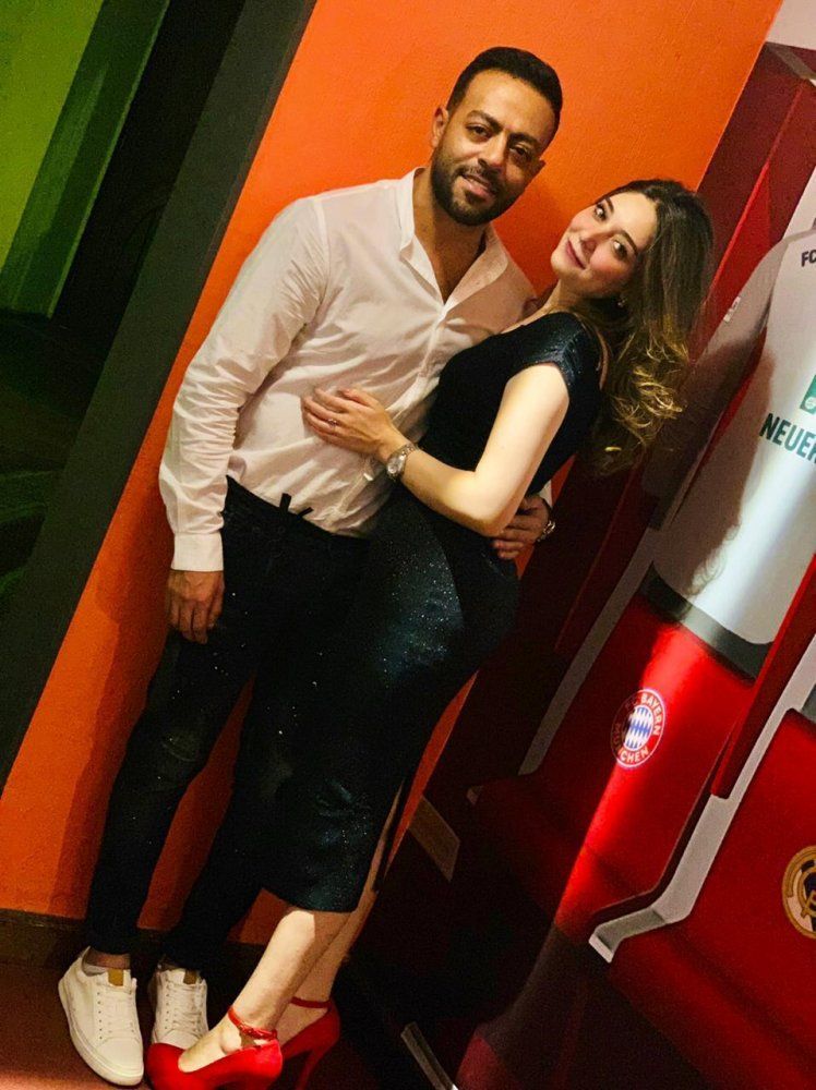 صور تامر عاشور يحتفل بخطبته على ملكة الجمال السابقة دارين حلمي!