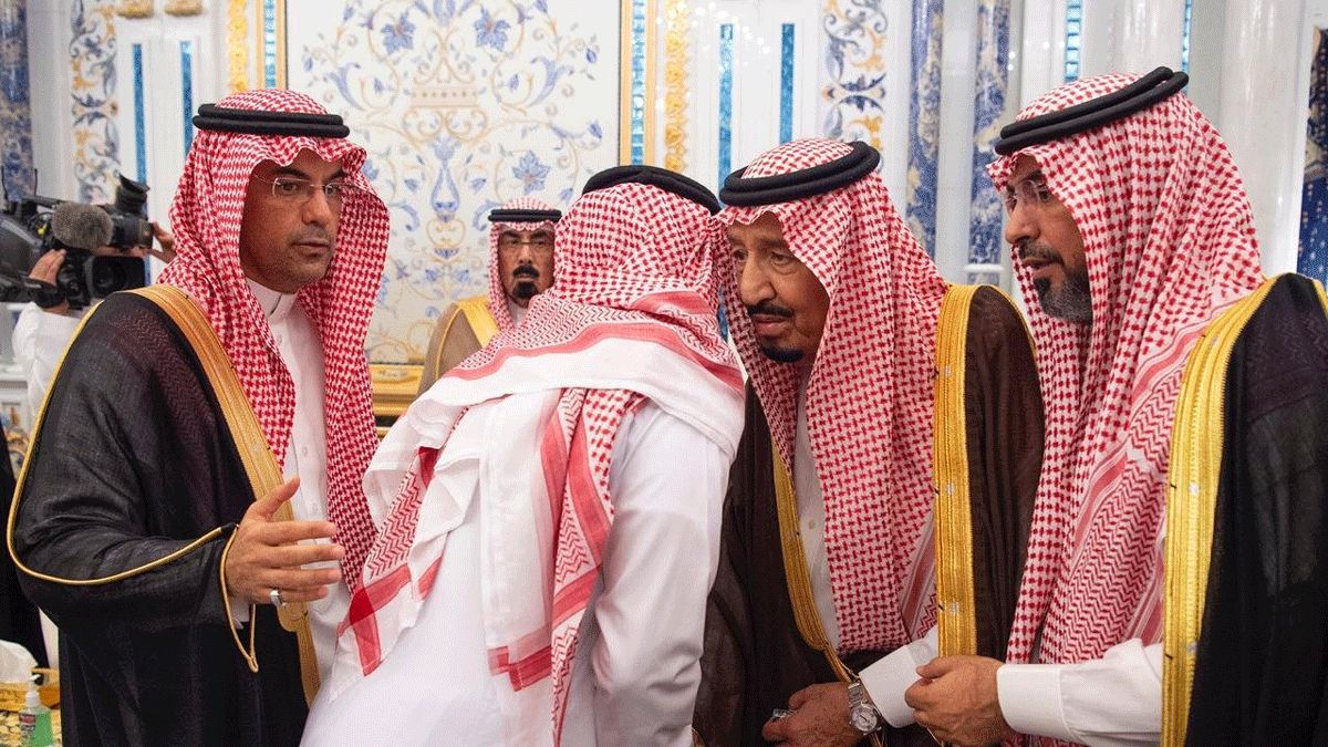 الملك سلمان وولي العهد يستقبلان أسرة الراحل عبد العزيز الفغم (صور وفيديو)