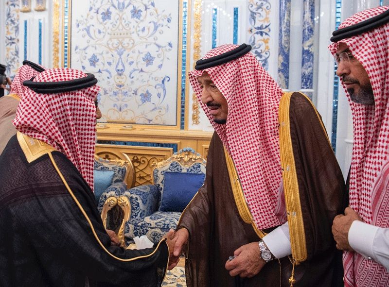 الملك سلمان وولي العهد يستقبلان أسرة الراحل عبد العزيز الفغم (صور وفيديو)