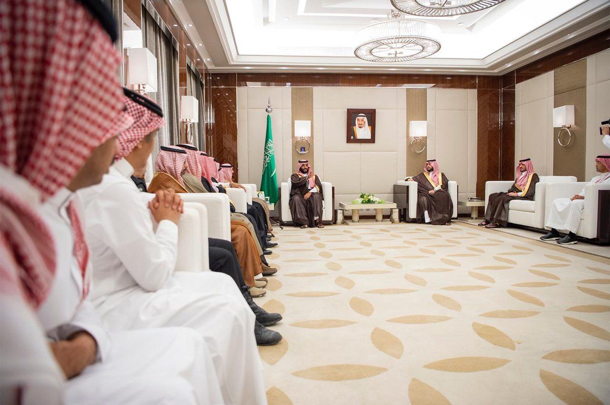 الملك سلمان وولي العهد يستقبلان أسرة الراحل عبد العزيز الفغم (صور وفيديو)